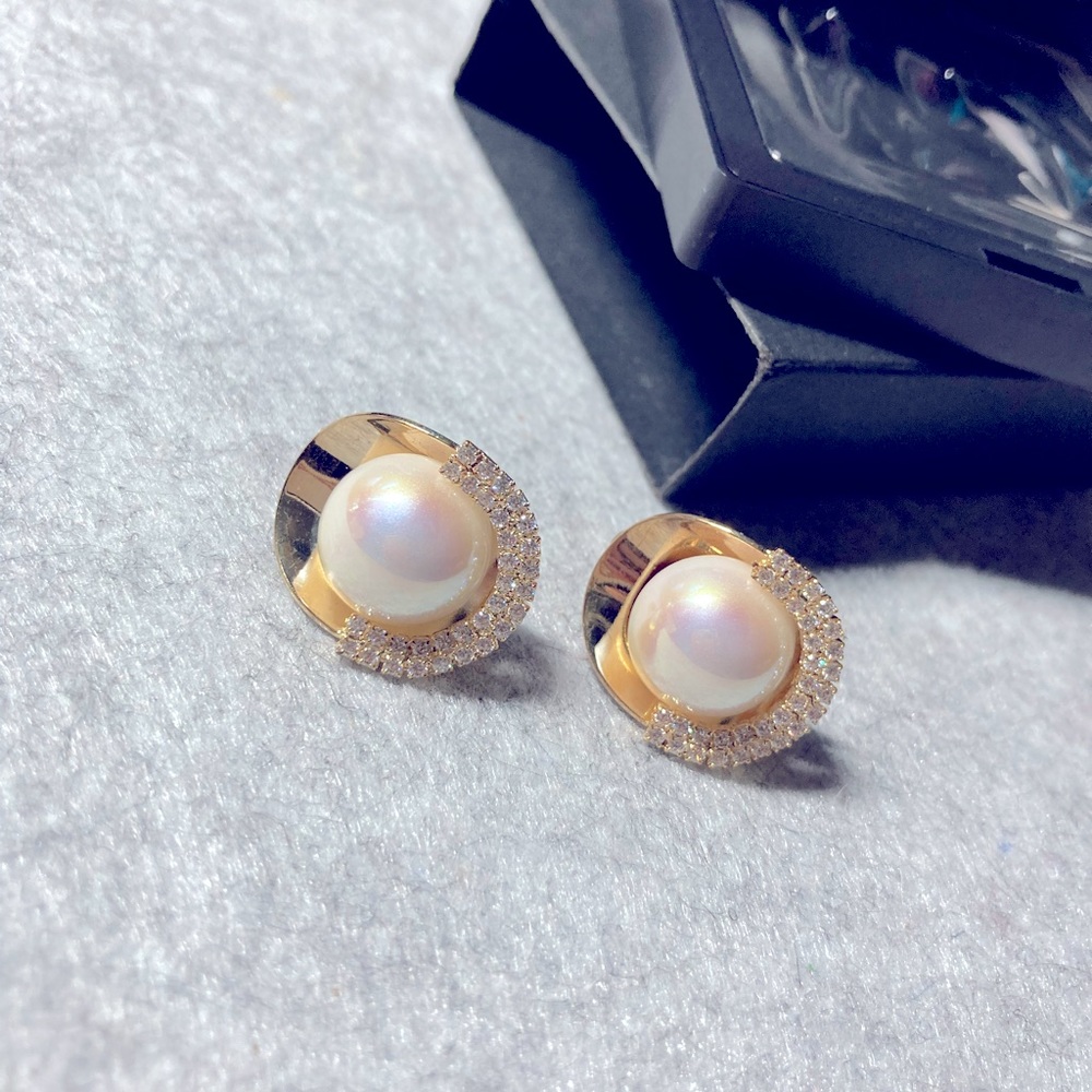 Stud gold tone pearl earrings